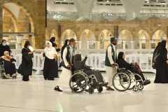 Jemaah bisa menggunakan layanan kursi roda di kompleks Masjidil Haram